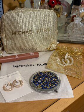 MICHAEL KORS GOLD METALLIC POUCH WITH EXTRA GOODIES